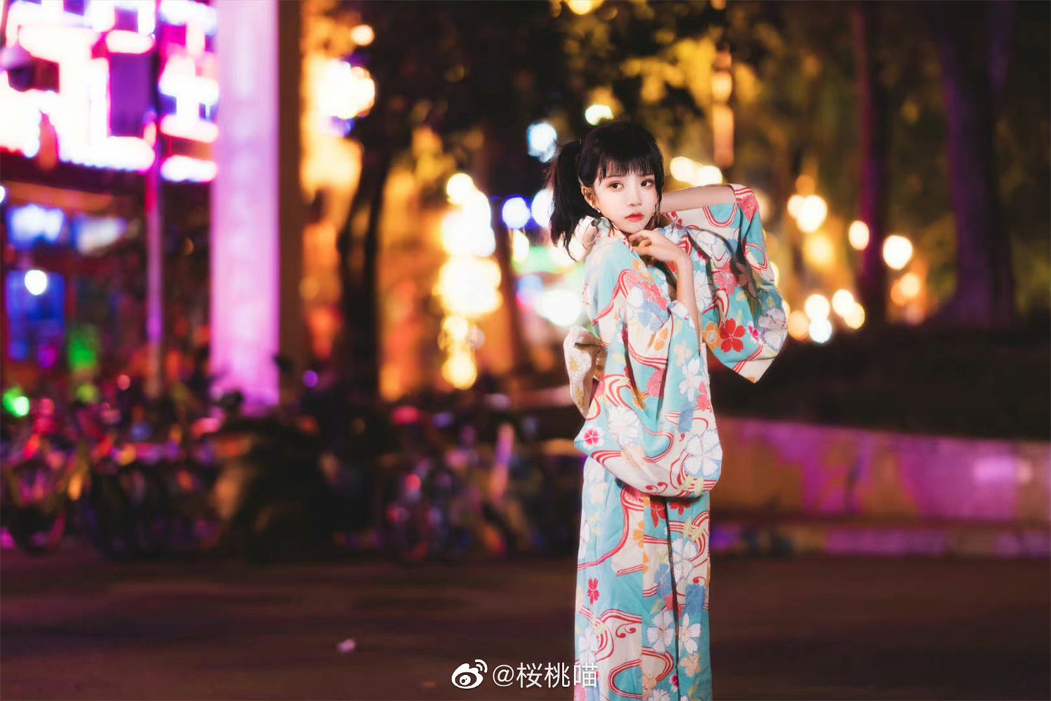 图片[5]-樱桃喵微博Cosplay图集欣赏：霓虹夜景中的樱花绽放之美-清美唯艺